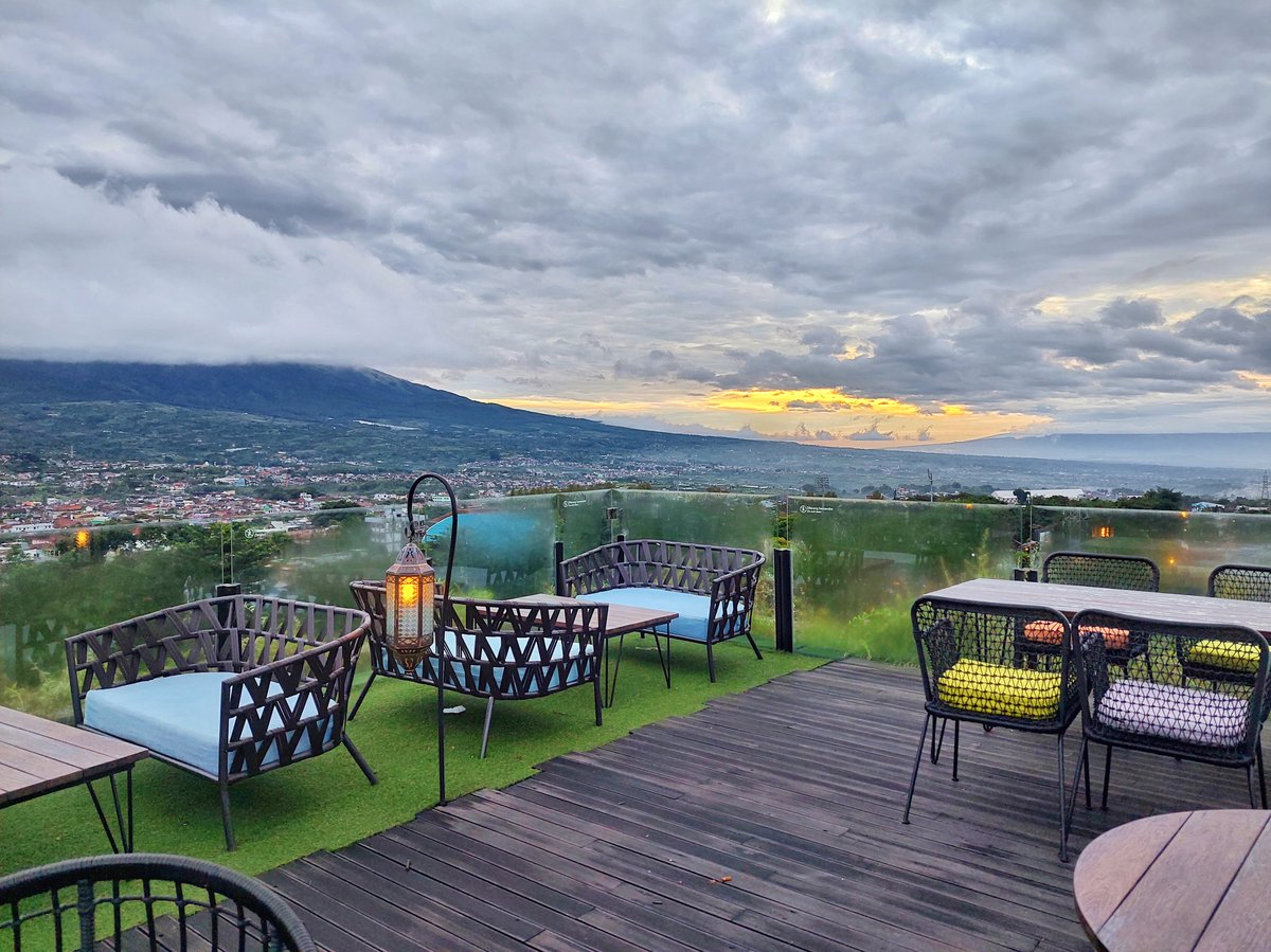 AWANG-AWANG Sky Lounge