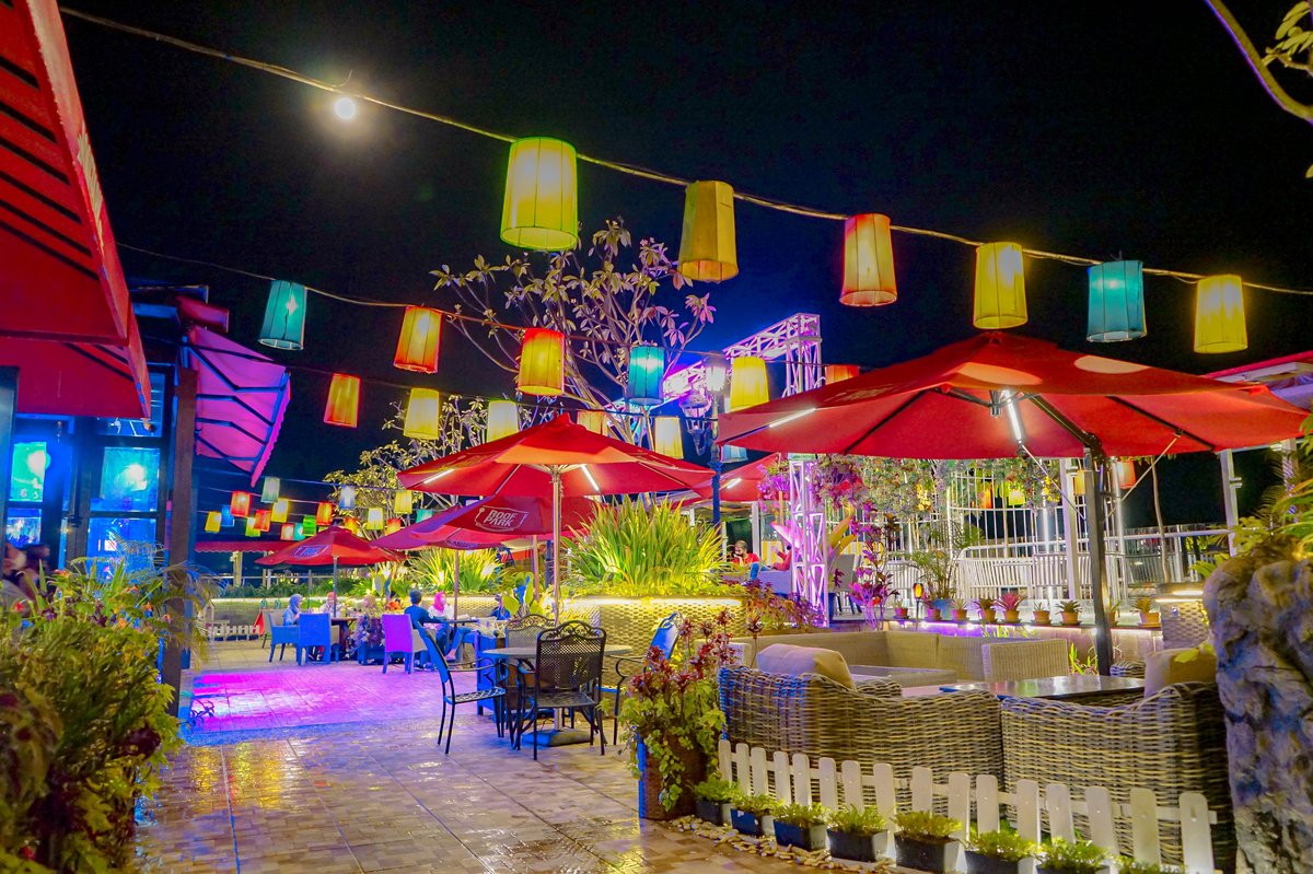 Roofpark Puncak - Cafe, Restaurant, Karaoke, and Billiard