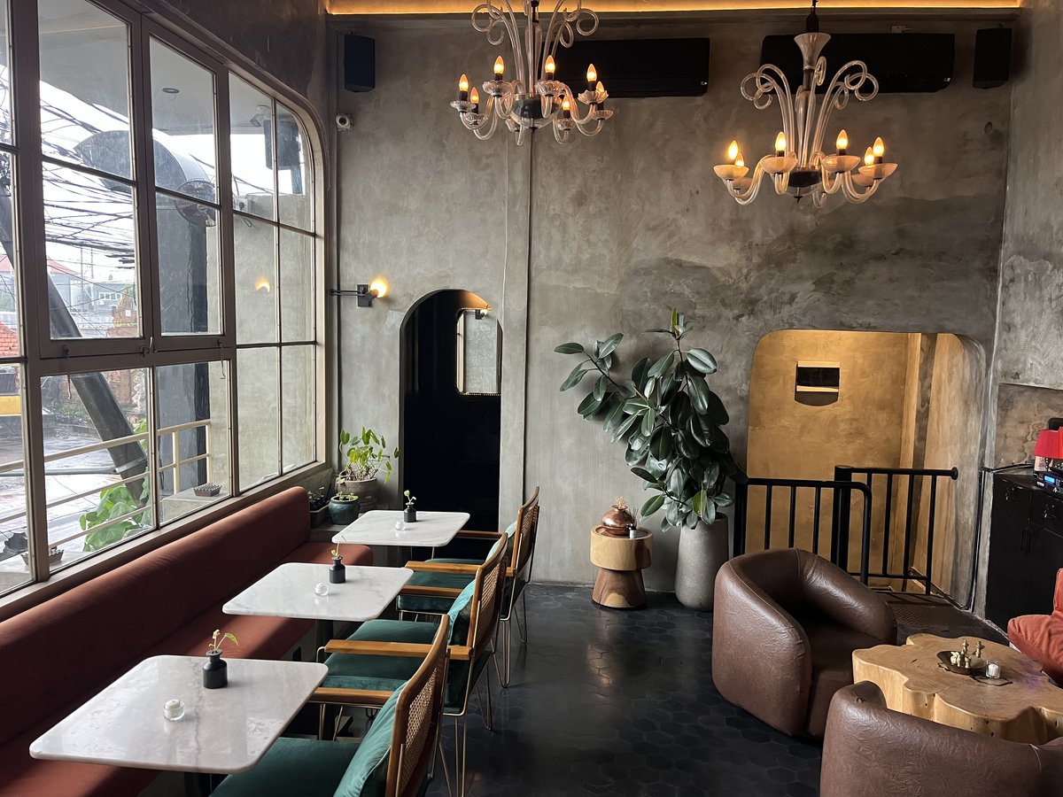 Manhattan Cocktail Bar & Kitchen