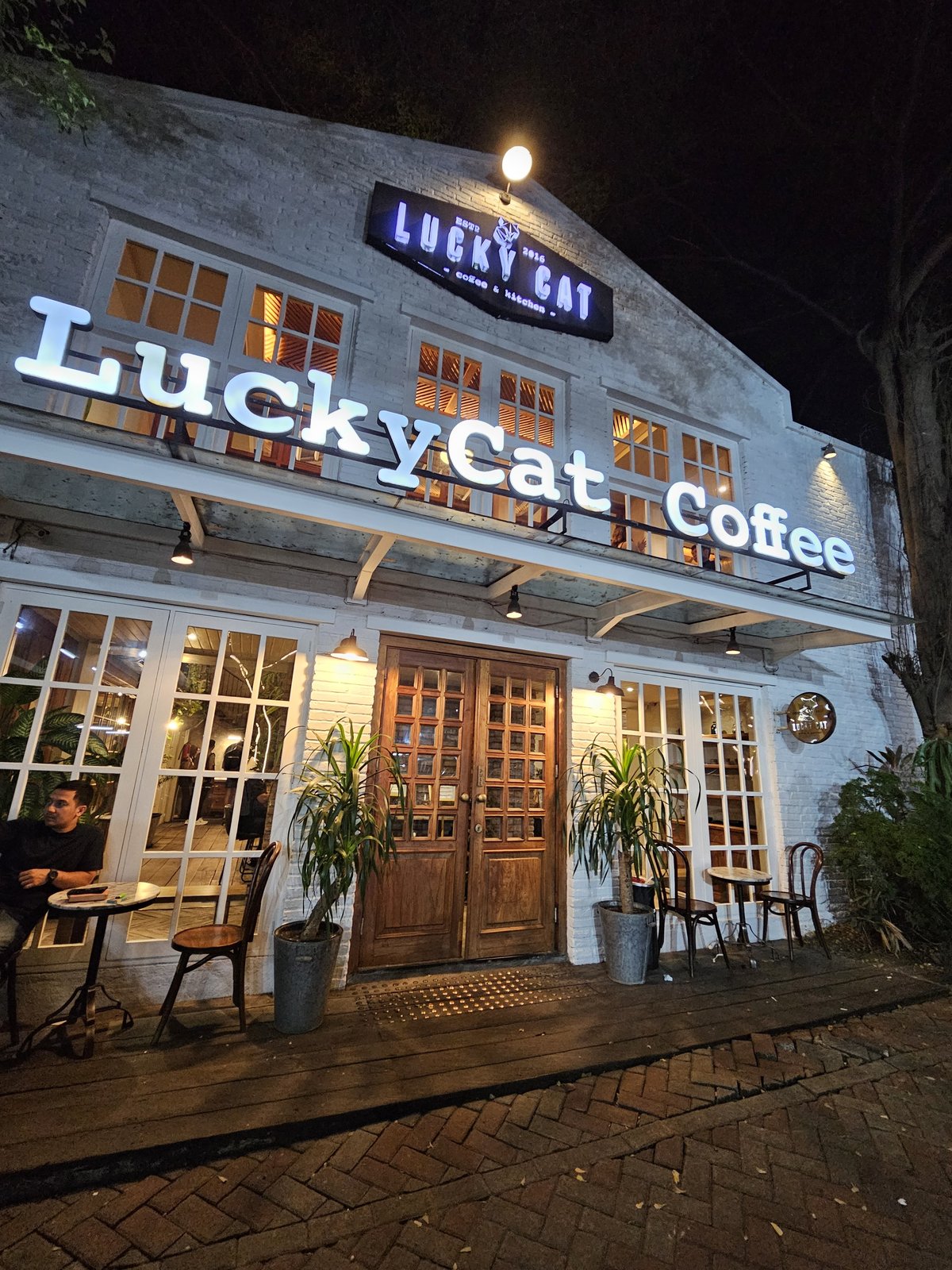Lucky Cat Coffee & Kitchen