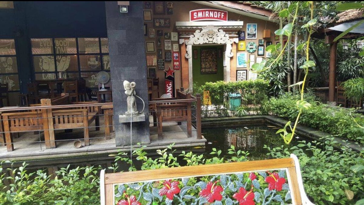 Melly's Garden Pub & Diner