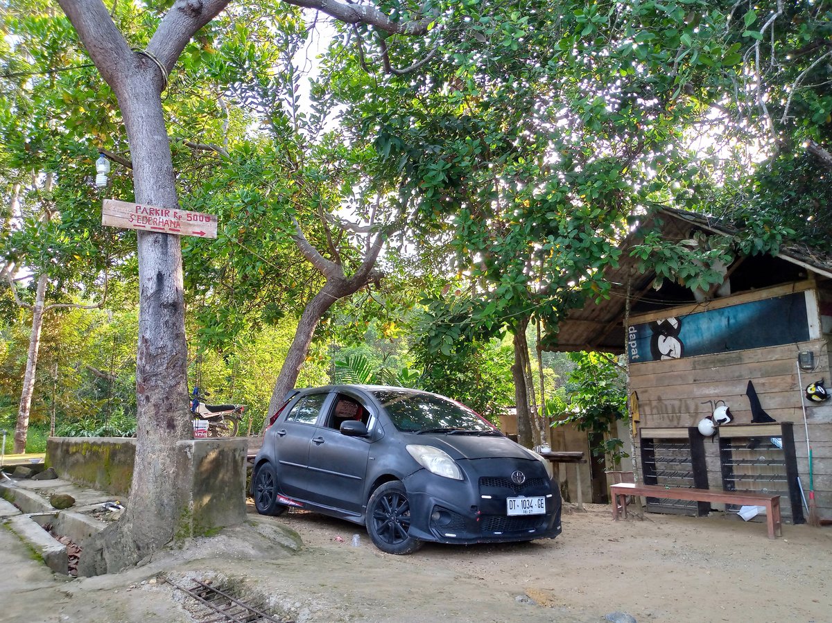 Parkiran Sederhana (POS 1 menuju Puncak Victo & Air Terjun Amarilis)