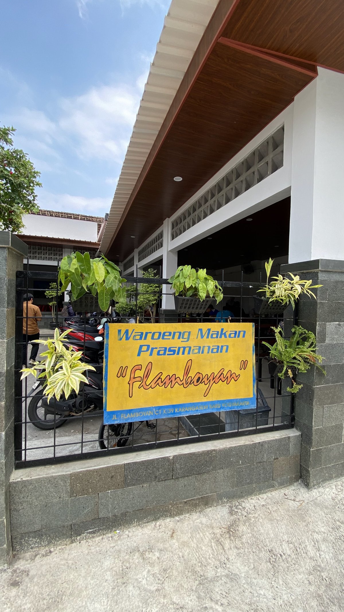Rumah Makan Flamboyan